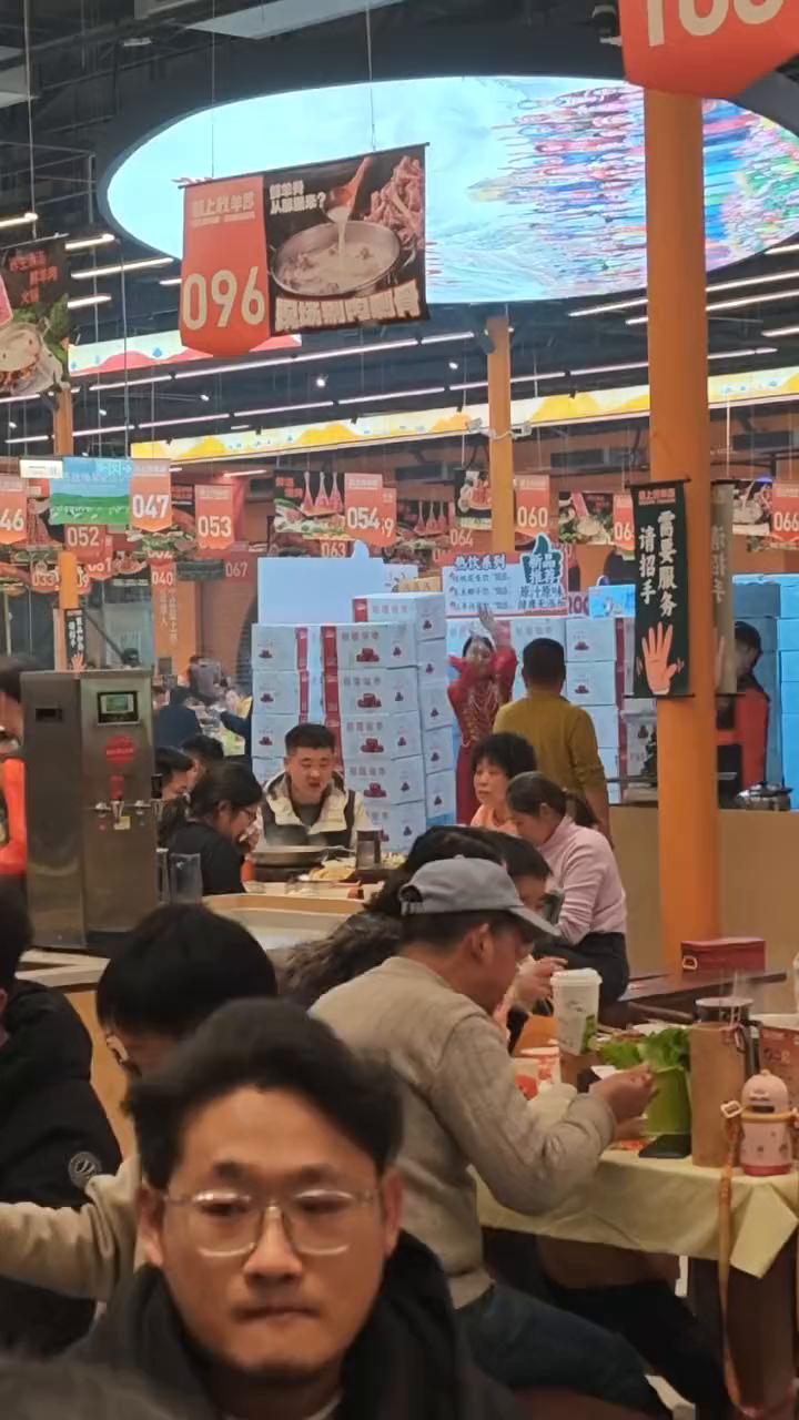 妈妈，手机给我。