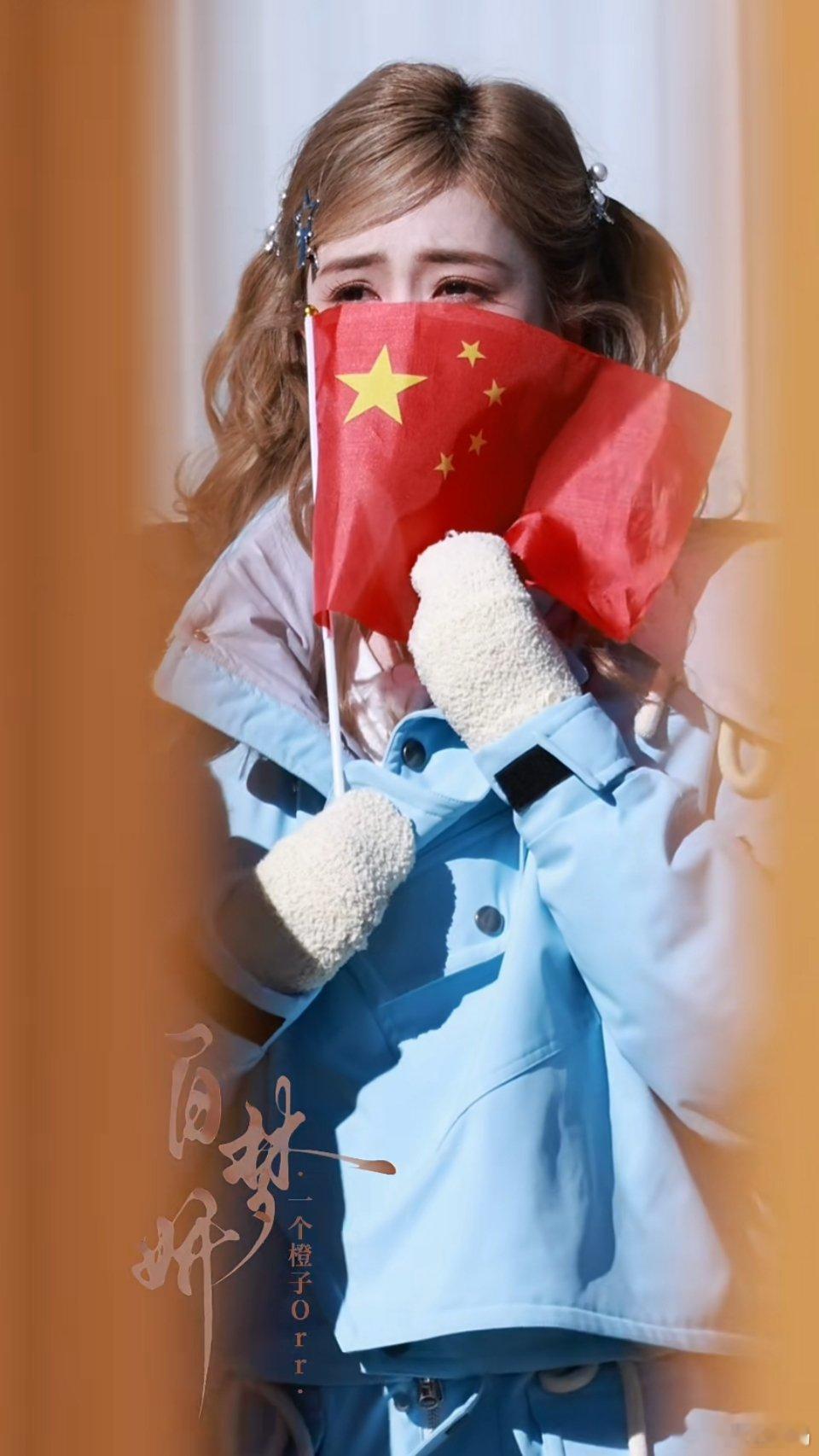 感性善良的白鹿，跑男路透里看升旗仪式哭了~