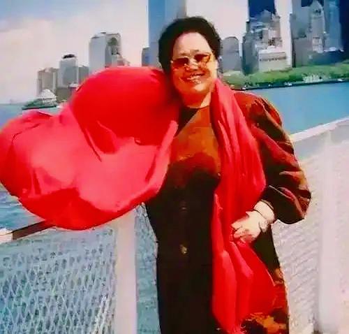 灵堂里那声喊了36年的董事长，
听着客气，却是陈丽华和迟重瑞最入骨的深情。世人总