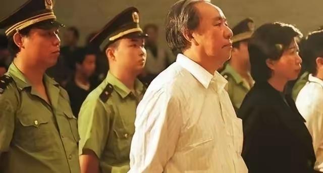 1997年，中国首富牟其中提议：炸掉珠穆朗玛峰，把喜马拉雅山炸开一个大口子，让印