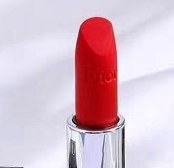 万能生活指南条友友们！衣服上沾了口红印别慌！拿棉签蘸点卸妆水轻轻擦，再正常洗，基