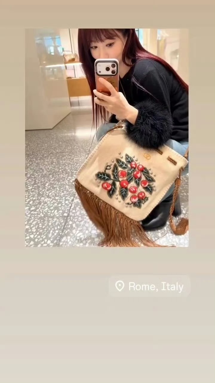 红发一现惊艳全场✨ 冷白皮衬得发色超亮眼，甜酷氛围拉满，颜值与气质双在线，这发色