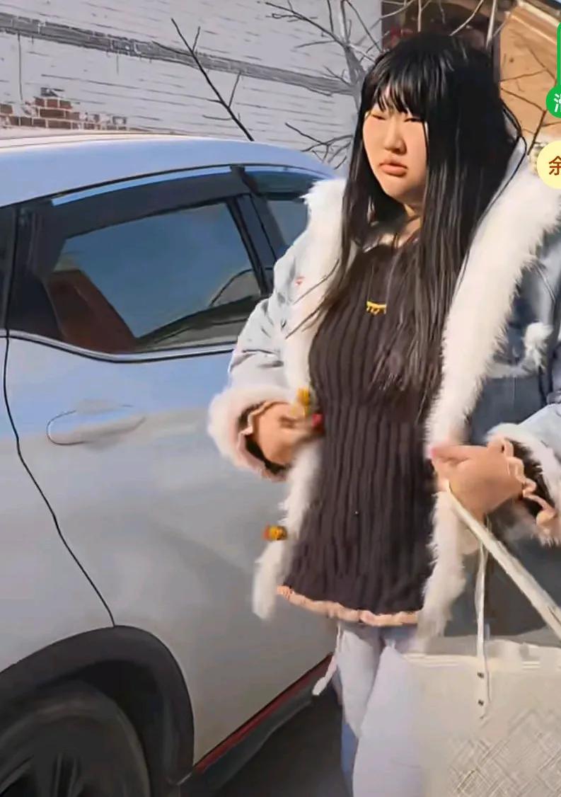 大年初二大衣哥女儿女婿回娘家，被网友吐槽邋遢，
这姑娘只是胖穿衣裳，
就跟平常普