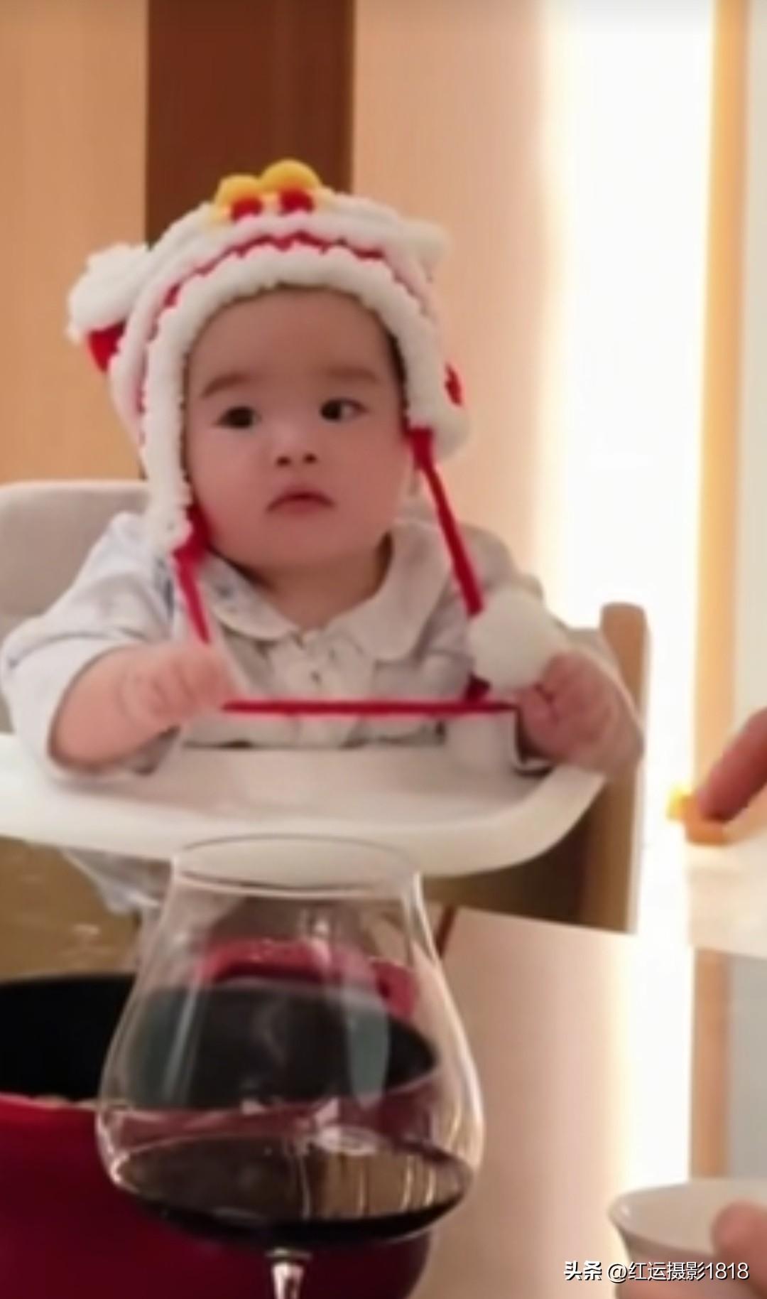 小汪宝今天和妈妈在家好乖，妈妈在忙，汪吉辰就这么安安静静的玩着他的小熊猫，好可爱