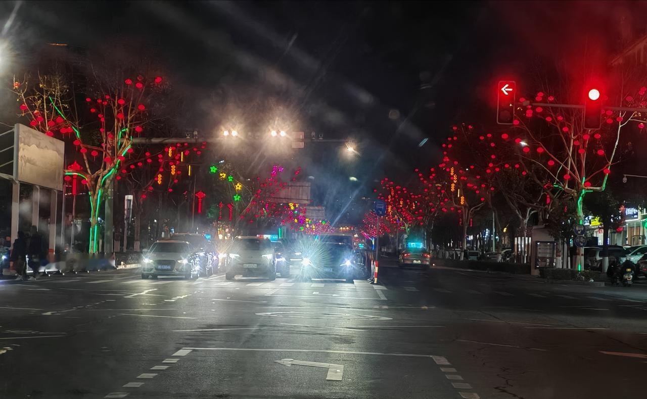 今天是腊月二十八，明天就除夕了，近两天来年味也越来越足了，昨晚回家的时候，路上的