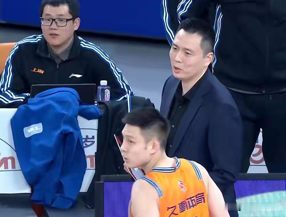 上海大鲨鱼主场对浙江筹州          上海大鲨鱼最终是以97比77的比分，