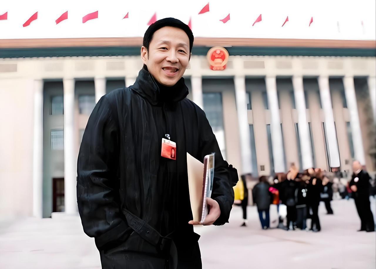 陈道明说：“当婚姻里不再有生理需求，朝夕相处的两个人成了搭伙过日子，守着婚姻的空