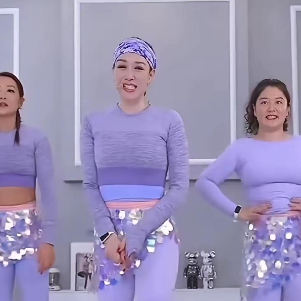 55岁跳操被骂暴露，
到底是谁在为难女性
 钟丽缇不过穿健身服跳操出汗贴身，就被