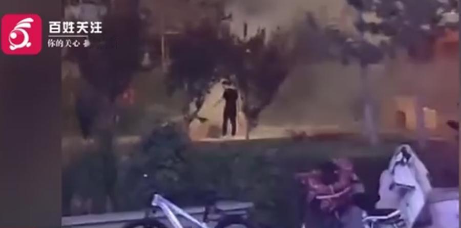 人心怎么散的？外卖小哥救火后，反被收50块钱，网友彻底失望了！刚冒着风险扑灭熊熊