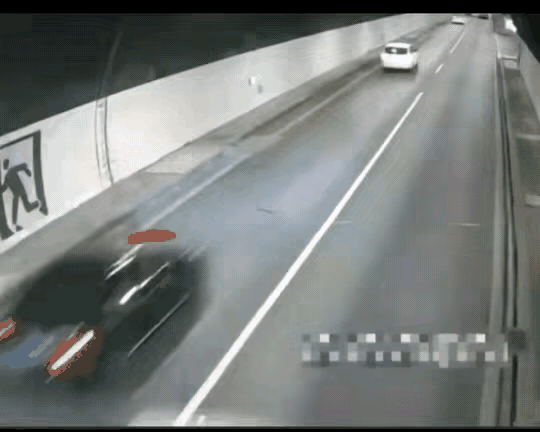 隧道内变道不能太随意，虽然是虚线可以变道，但是抢了白车的路权，还是要全责。