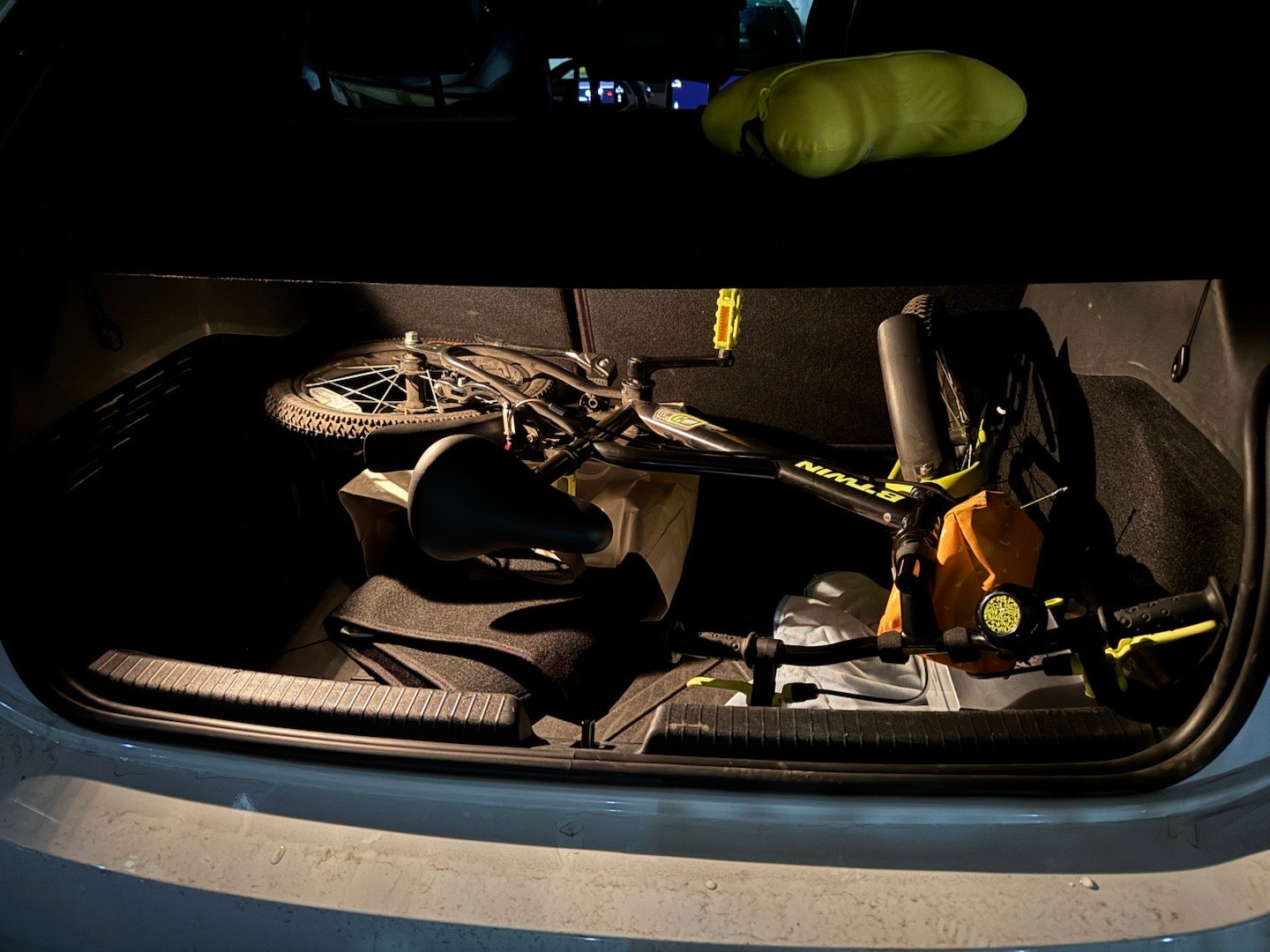 图1是iD3的后备箱，放一台16寸的自行车没有压力，但他现在换20寸了，放到图2