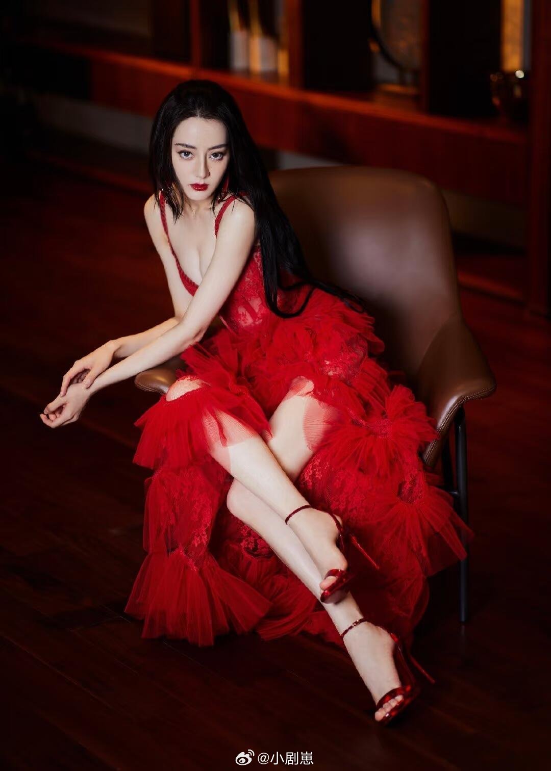 迪丽热巴热烈明媚的迪丽热巴当然要穿多彩的礼服裙啦 迪丽热巴‖