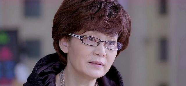 1979年，刚结婚1年的潘虹，出轨了导演杨延晋。杨延晋的妻子洪融可不是省油的灯，