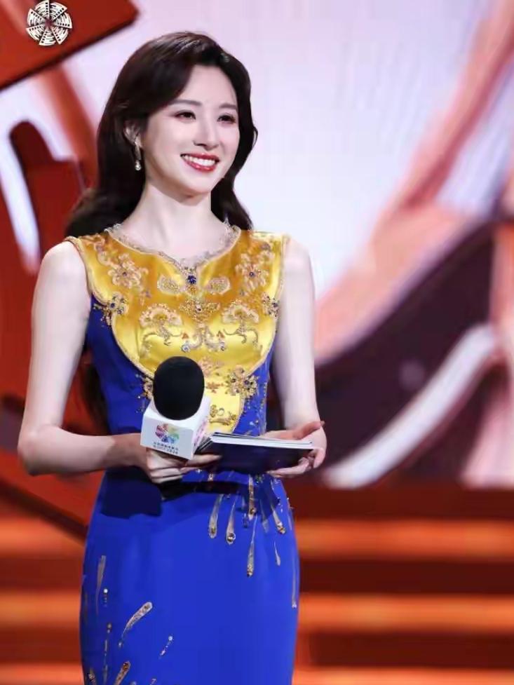 央视主持人马凡舒和蓝羽同框，你觉得谁好看？

北京电影节晚会上蓝羽身着带银线刺绣