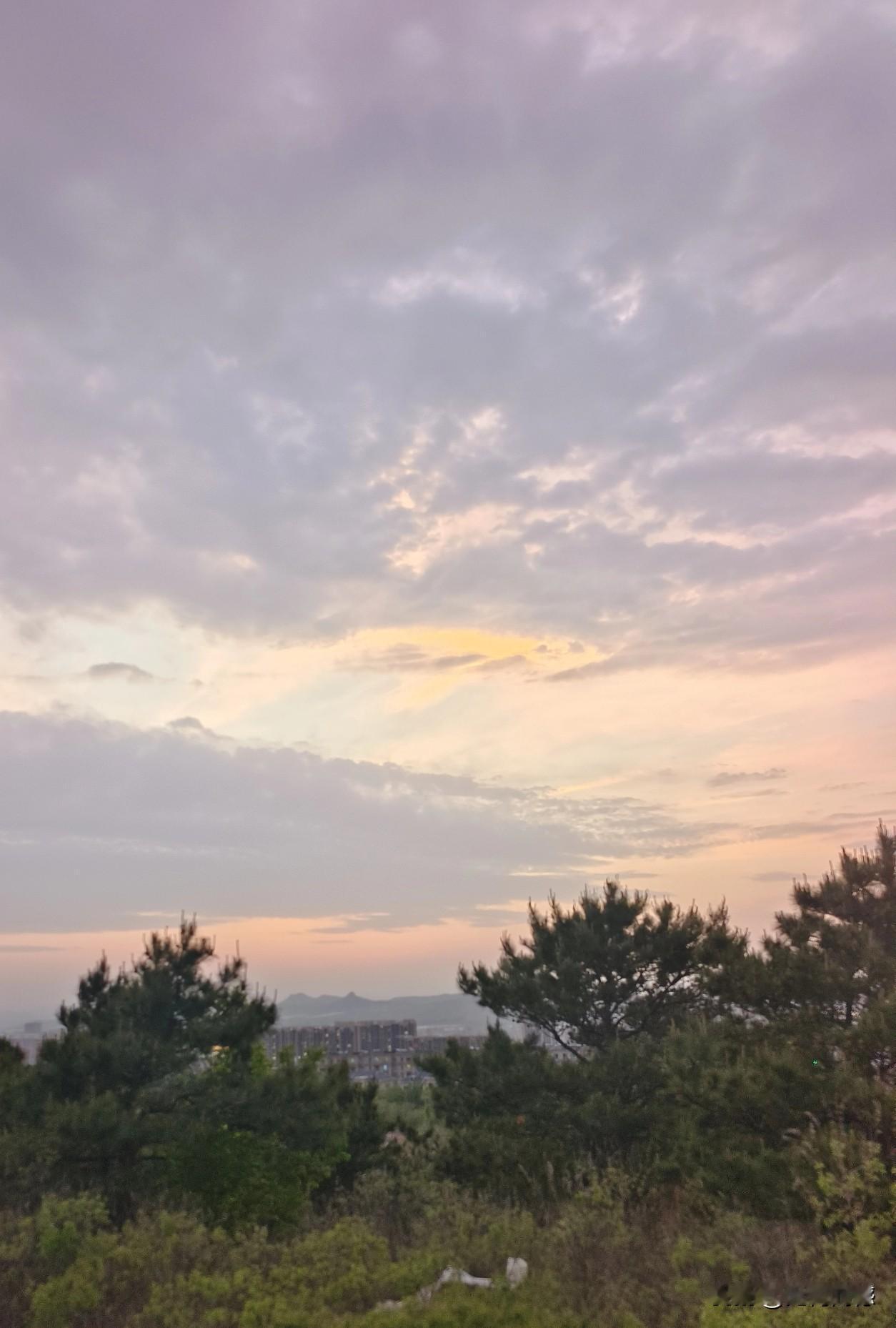 最喜欢看天边的晚霞，每次看到晚霞的时候，心中都会升腾起一种无名的喜悦，大概这就是