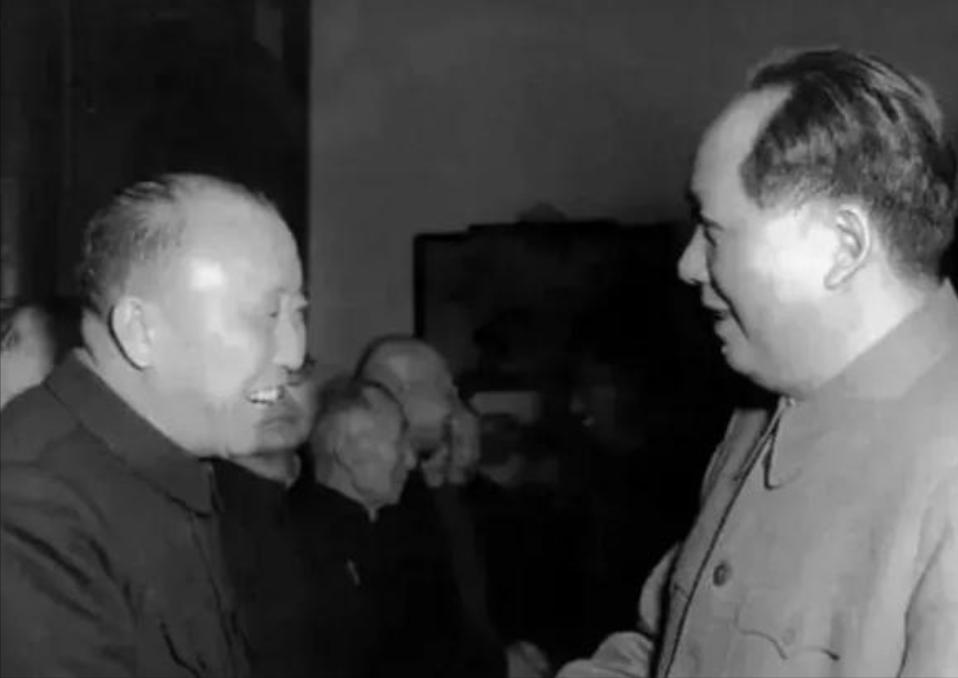 [微风]傅作义担任水利部长一年后的一天，向毛主席坦白到：“我还有一些电台，枪支存