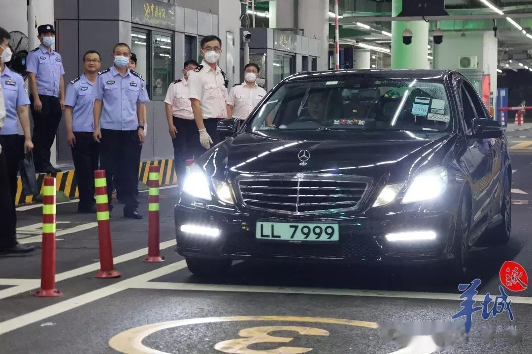  
📣香港回归26周年纪念日，首辆香港单牌车顺利通过港珠澳大桥驶入内地。

从