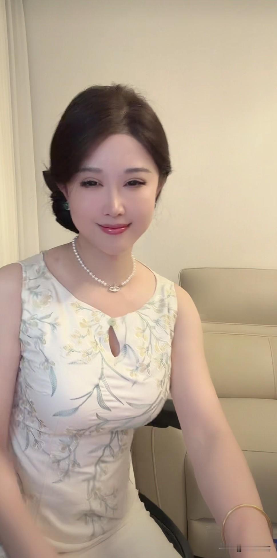白牡丹也是人间富贵花，需要爱的滋润。女人如何穿出含蓄的性感?