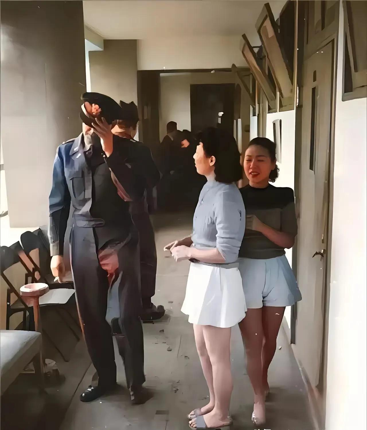 二战后当年驻日的美国大兵，可是日本女人眼中的香饽饽。从图中能看到，这位女士正在责