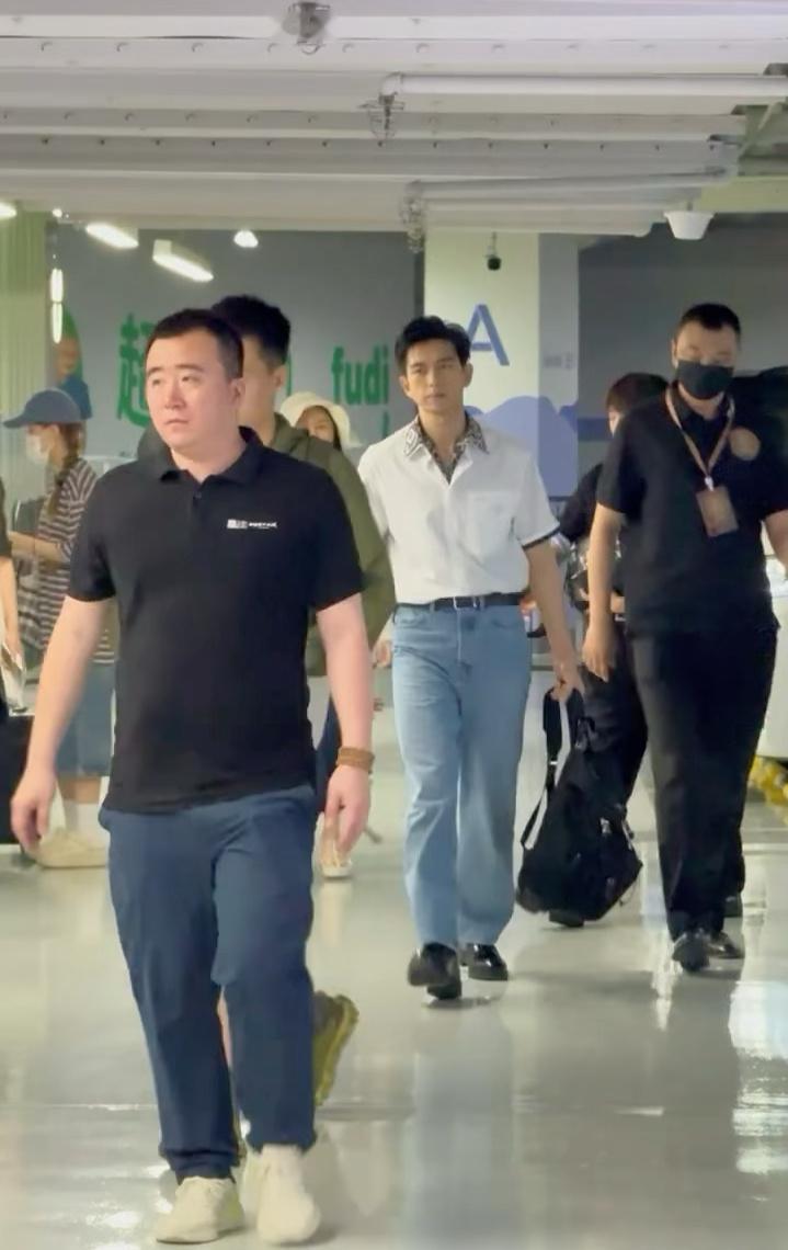 李现追剧团上班路透 状态好好 ​​​