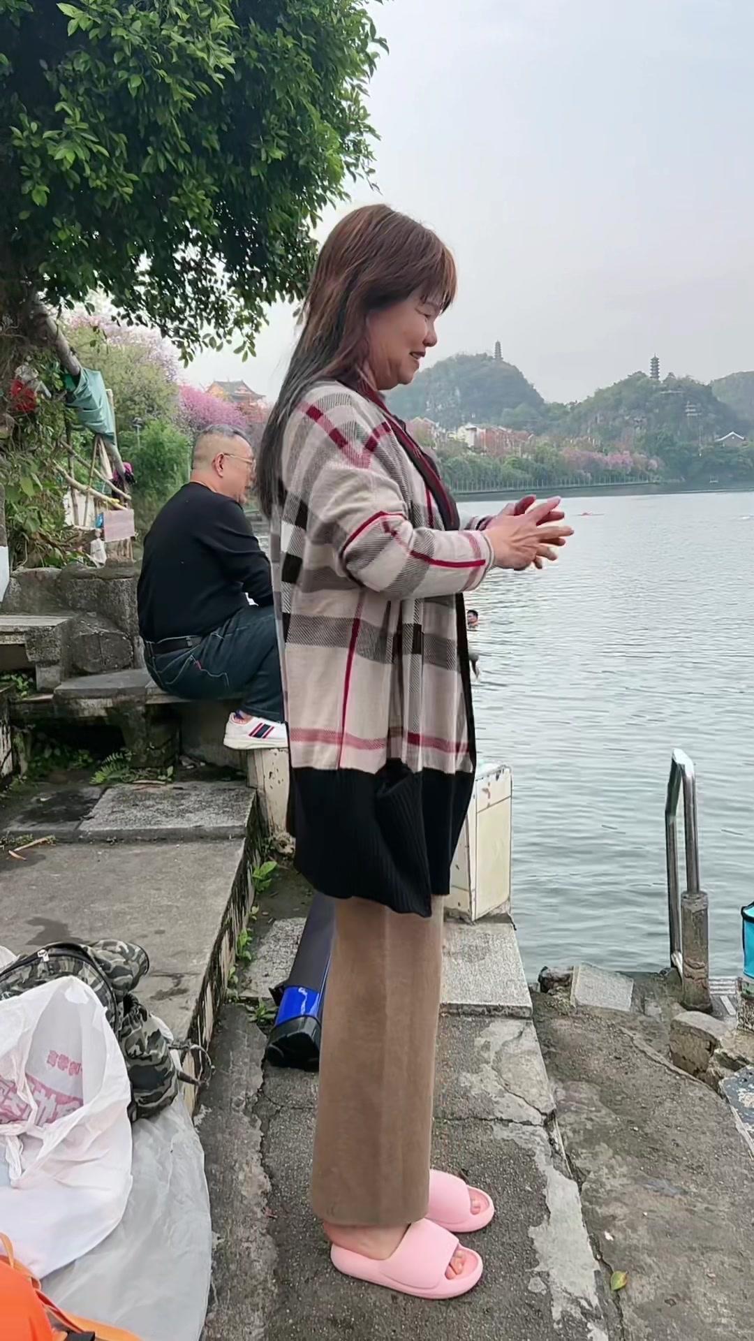 沿着紫荆花长街到柳江游泳。🌸沿着紫荆花盛开的长街漫步，不知不觉就走到...
