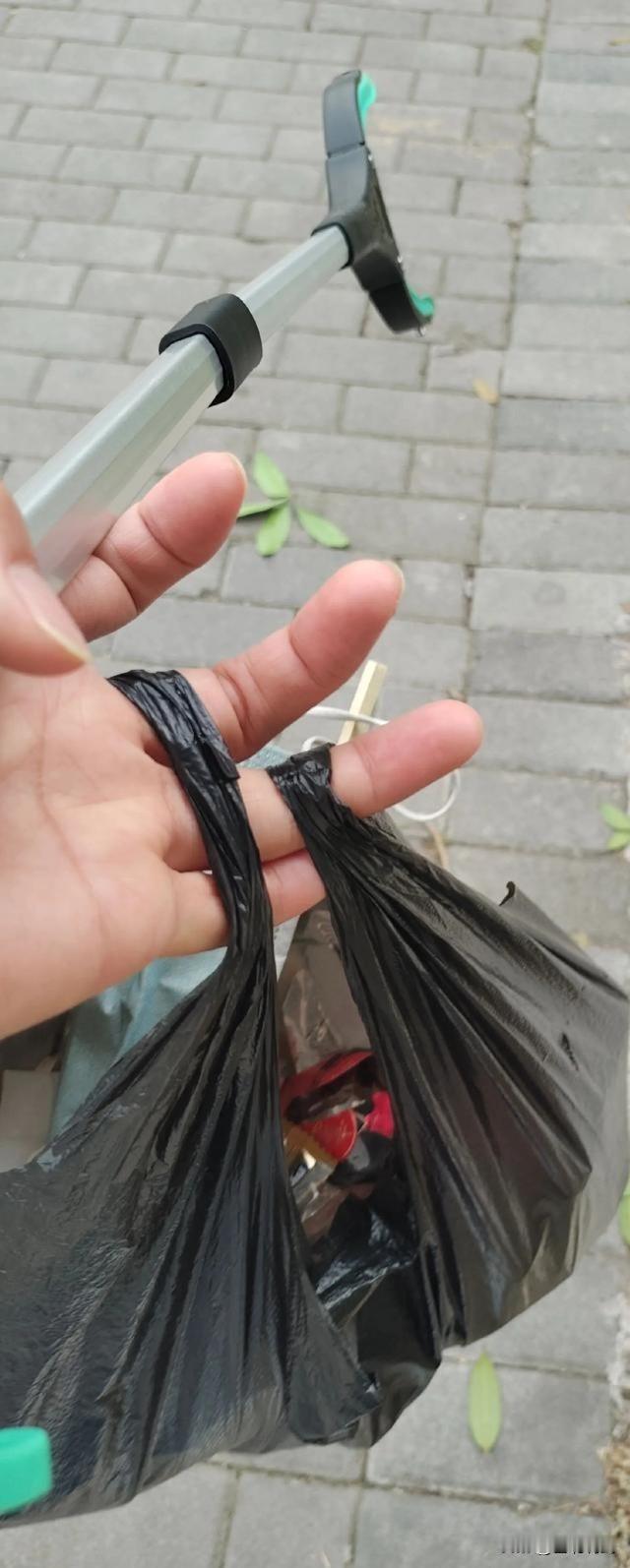 一连几天晚饭后，我看见一中年妇女，领着她的宝贝女儿在宣化万柳公寓A区与B区、C区
