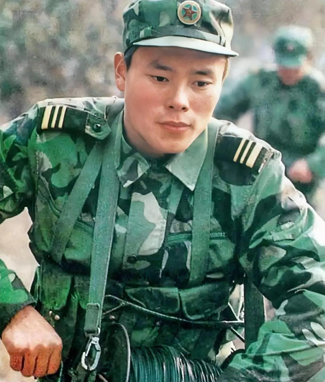 1993年8月17日，云南一辆大巴车上，探亲军人徐洪刚正眯着眼休息。

突然，后