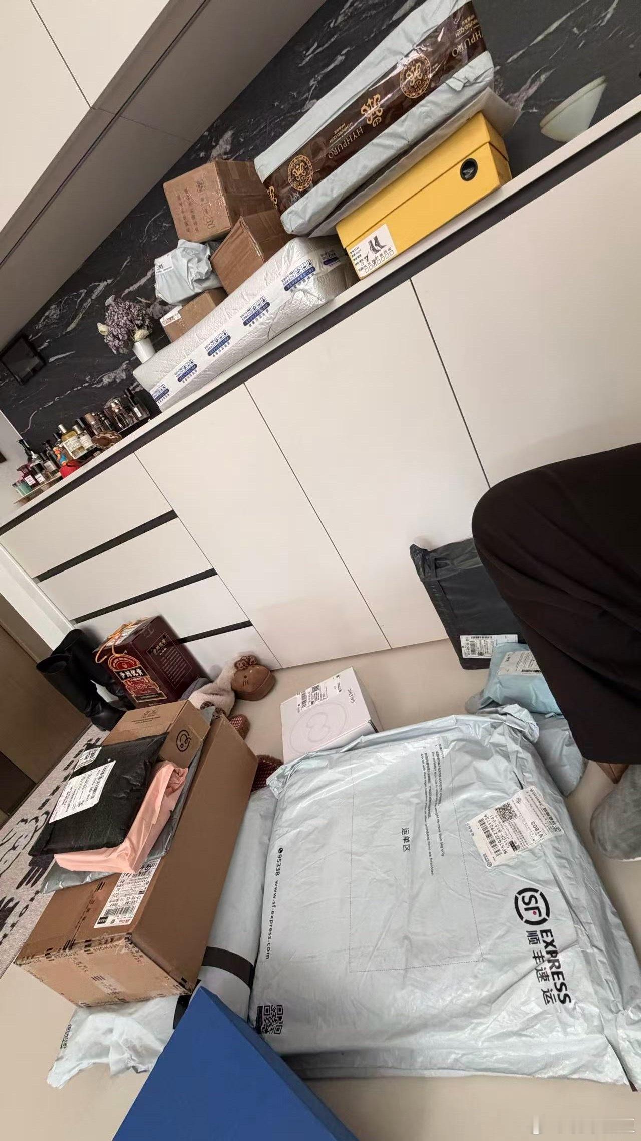 一周没回工作室！！！桌子上+地上全是我的快递你们爱看👀拆箱视频不？我也可以拍～