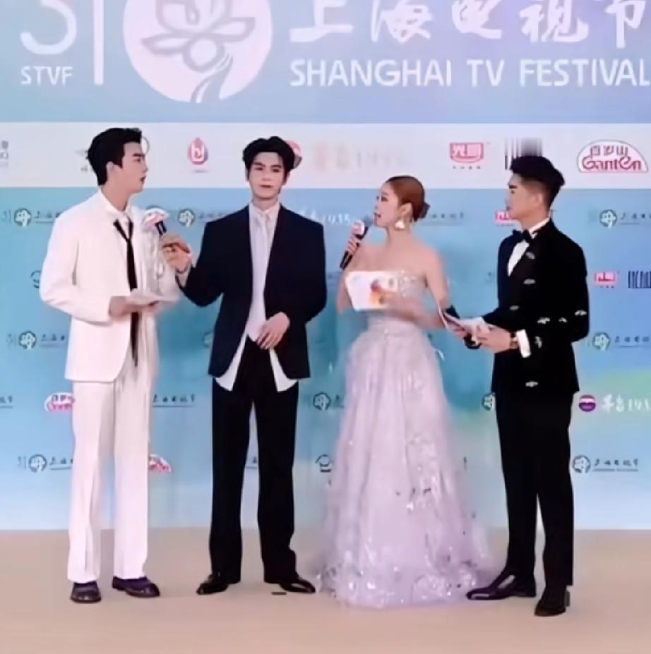 李川回应和张凌赫的身高之谜

没想到做主持人竟然被大家关注身高问题，然后……
一