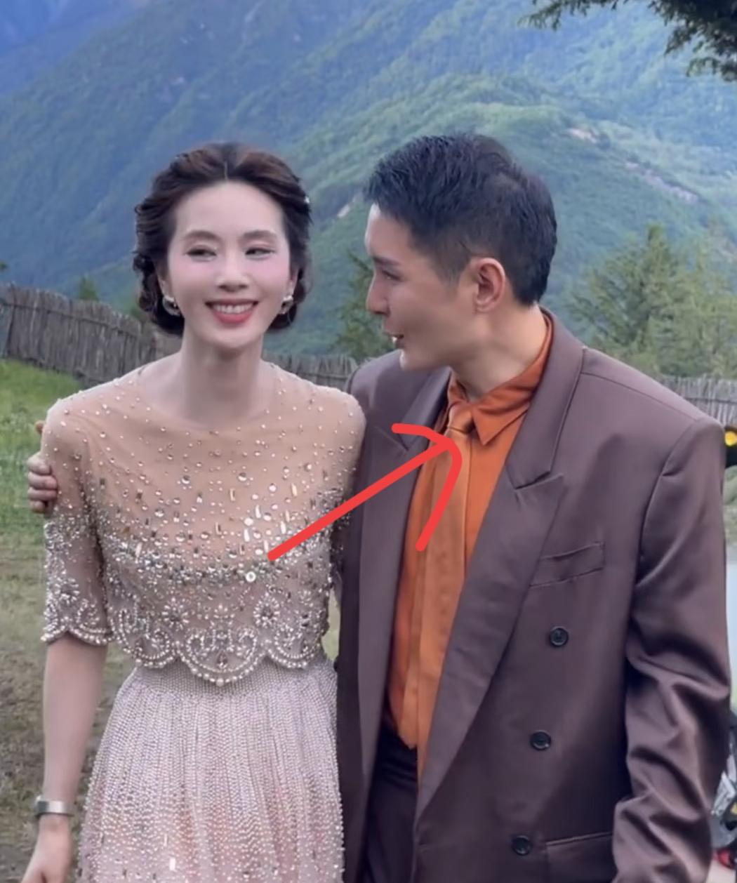 说真的，我都替刘冲感到尴尬。
不是他作为时尚杂志主编穿搭不够规整。
而是他和状态