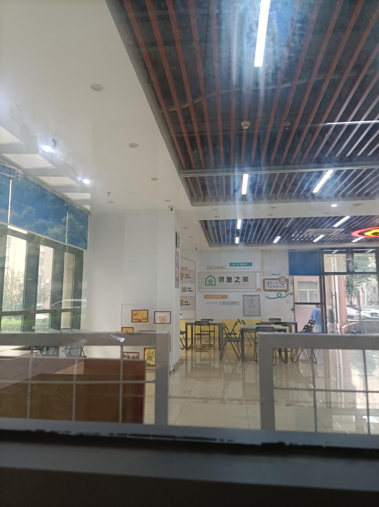 冬日好去处冬日好去处，小区的“邻里之家”风吹不到，雨淋不着，可以看电视，打牌，看