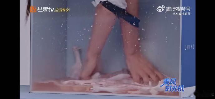 黄灿灿不语只一味的抓鸡爪乘风2026黄灿灿这是把恐怖箱当零食库了吧，抓鸡爪抓上瘾