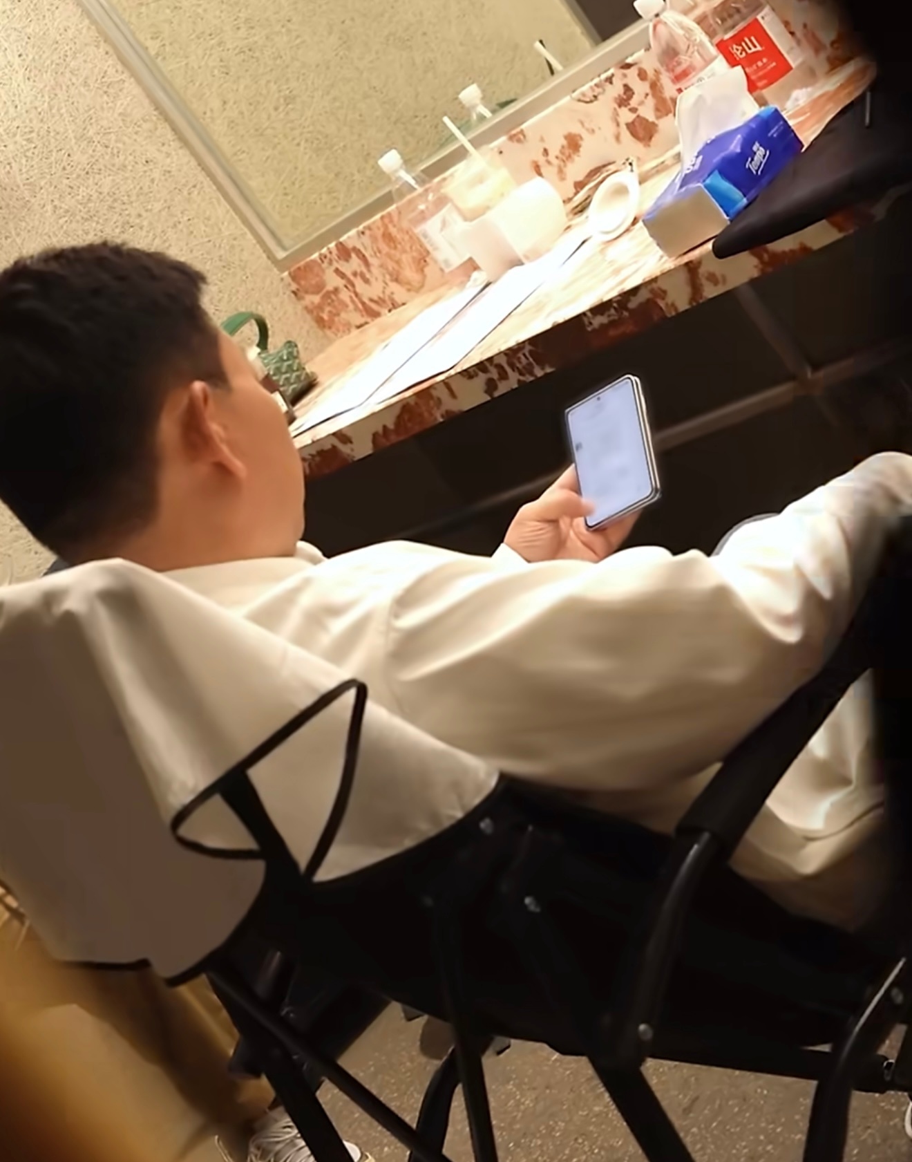 我靠，新机真机又让老余给曝光了！跟网传基本一致，deco 居中单手握持手机刚刚好