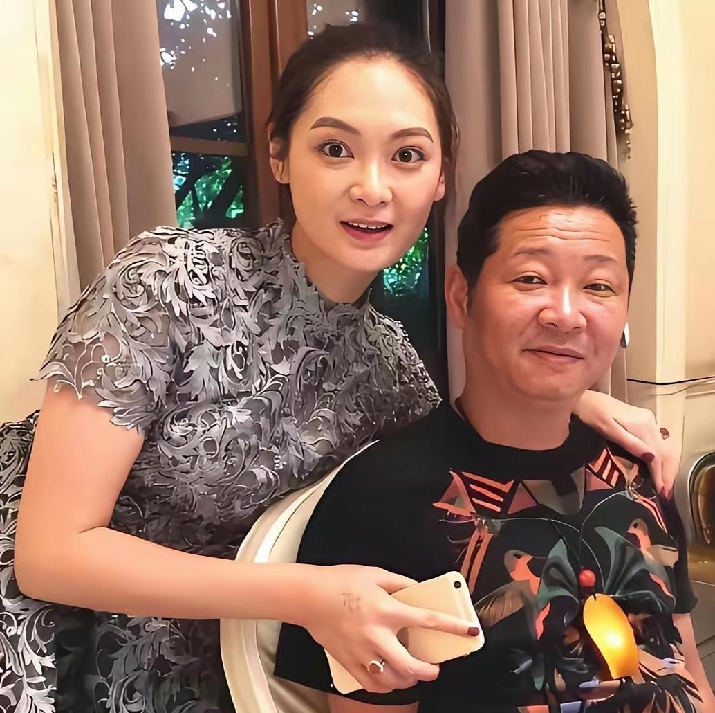 谁能想到！演三德子的赵亮，妻子是身高一米八的模特。
 
赵亮决意进山养鸡，她脱下
