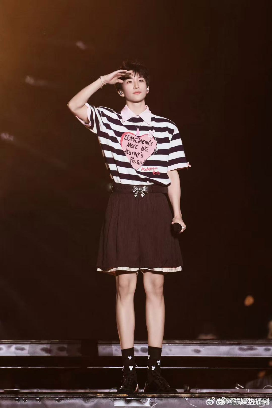 黄子弘凡呆毛校服造型黄子弘凡校服路透太绝，少年气息扑面而来，一根呆毛让白马王子多