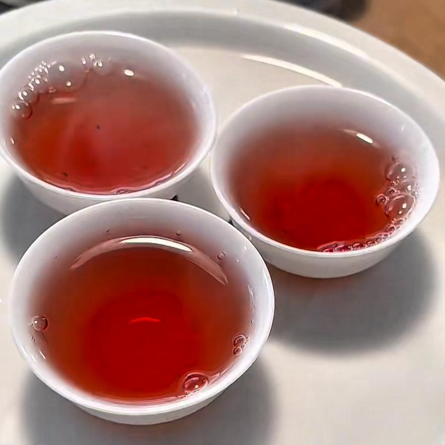 茶可以醇厚，不可以浓烈，浓烈的茶伤人。醇厚感是天然天成的，温润持久；浓烈感是人为