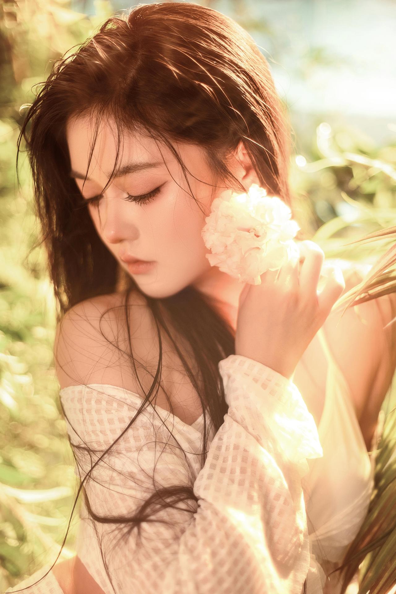 上联：暖光轻笼，花伴佳人成画境
下联：柔发微扬，纱随倩影入诗行
对联 对对联飞花