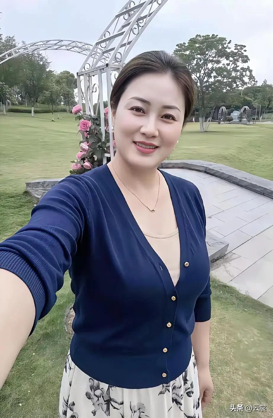 女领导风范，气场全开。