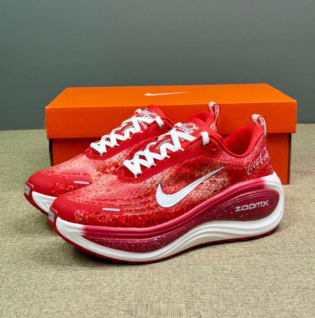 耐克可口可乐联名 Nike Vomero Plus x Coca Cola耐克 