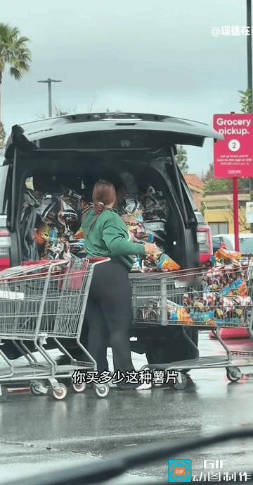 美国白人女子和她的黑人老公从超市买了几百包膨化食品 薯片。

她夫妻两个开的车是