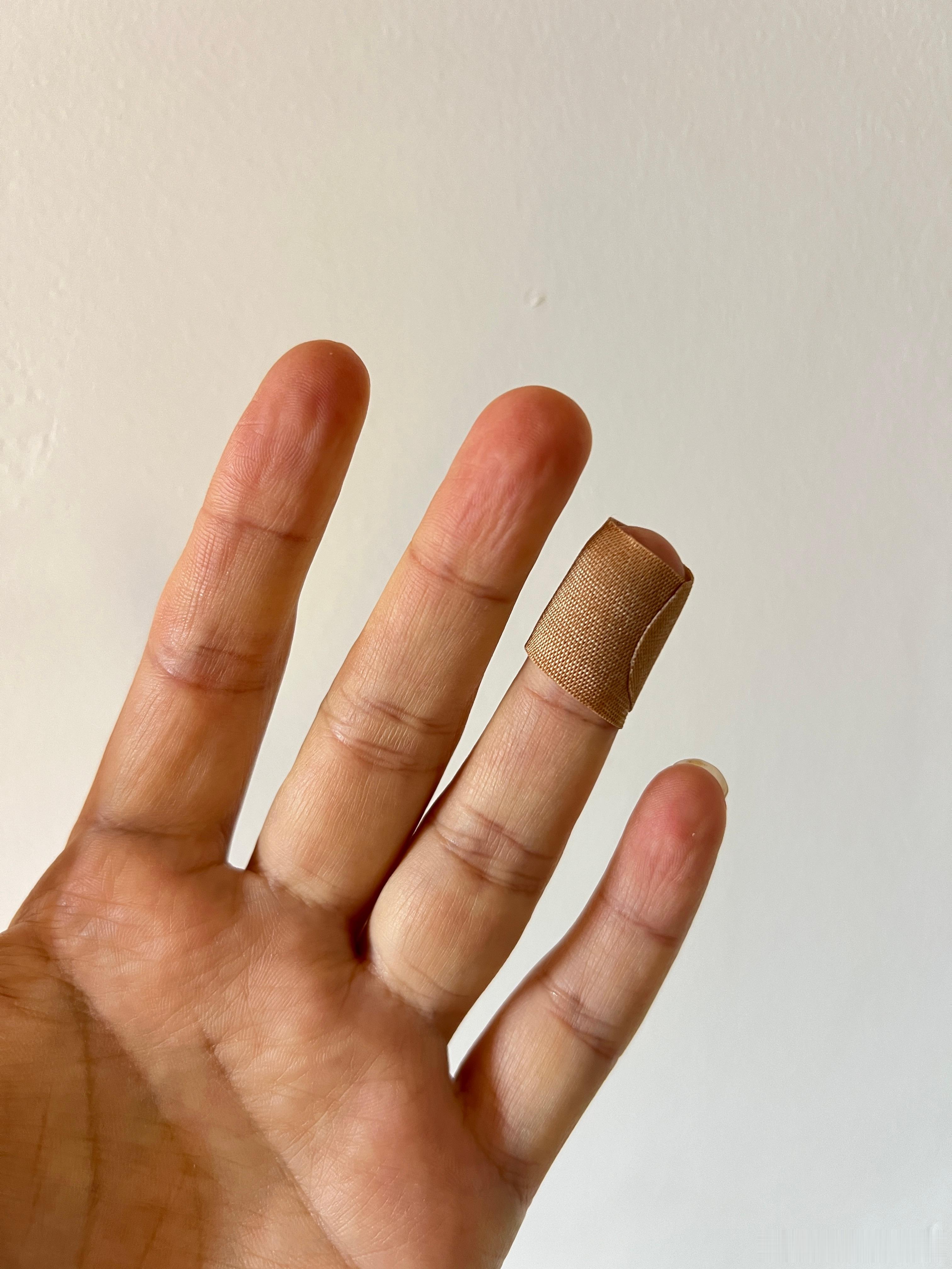 人呢，果然不能太嘚瑟。前两天切土豆丝的时候还在想，我切菜都比较小心，很少切到手，
