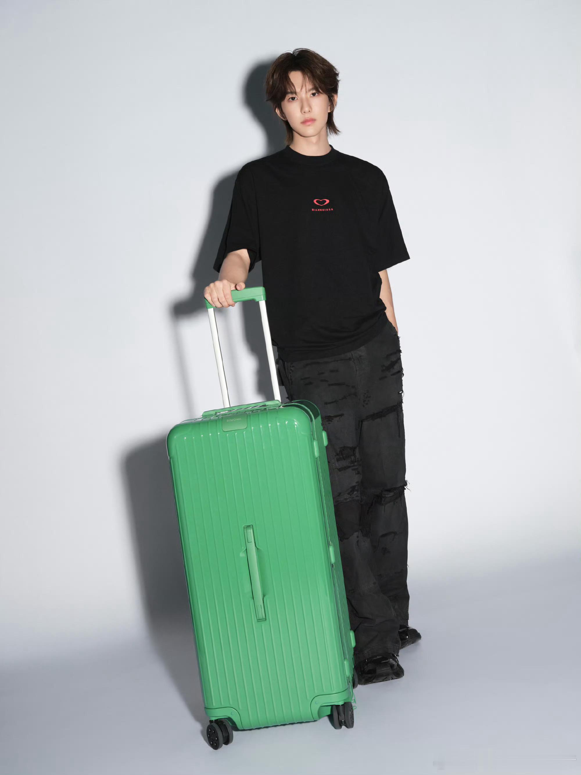 omg，你们马张就这么偷偷藏不住，演绎同款 RIMOWA 绿色行李箱🧳 ​​​