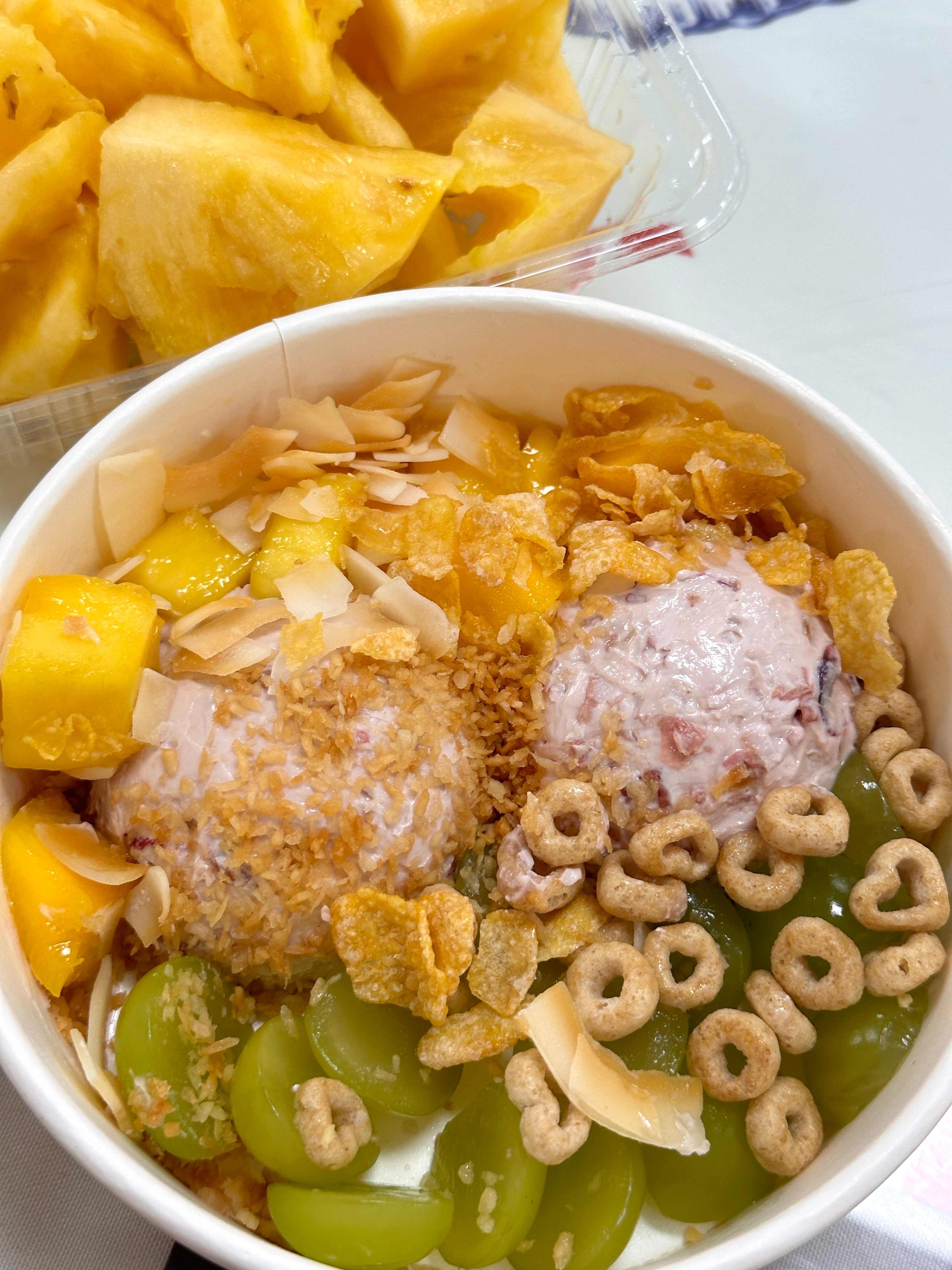 今天很colorful！！139是奶香铺子的新品258是holyhigh（都好吃