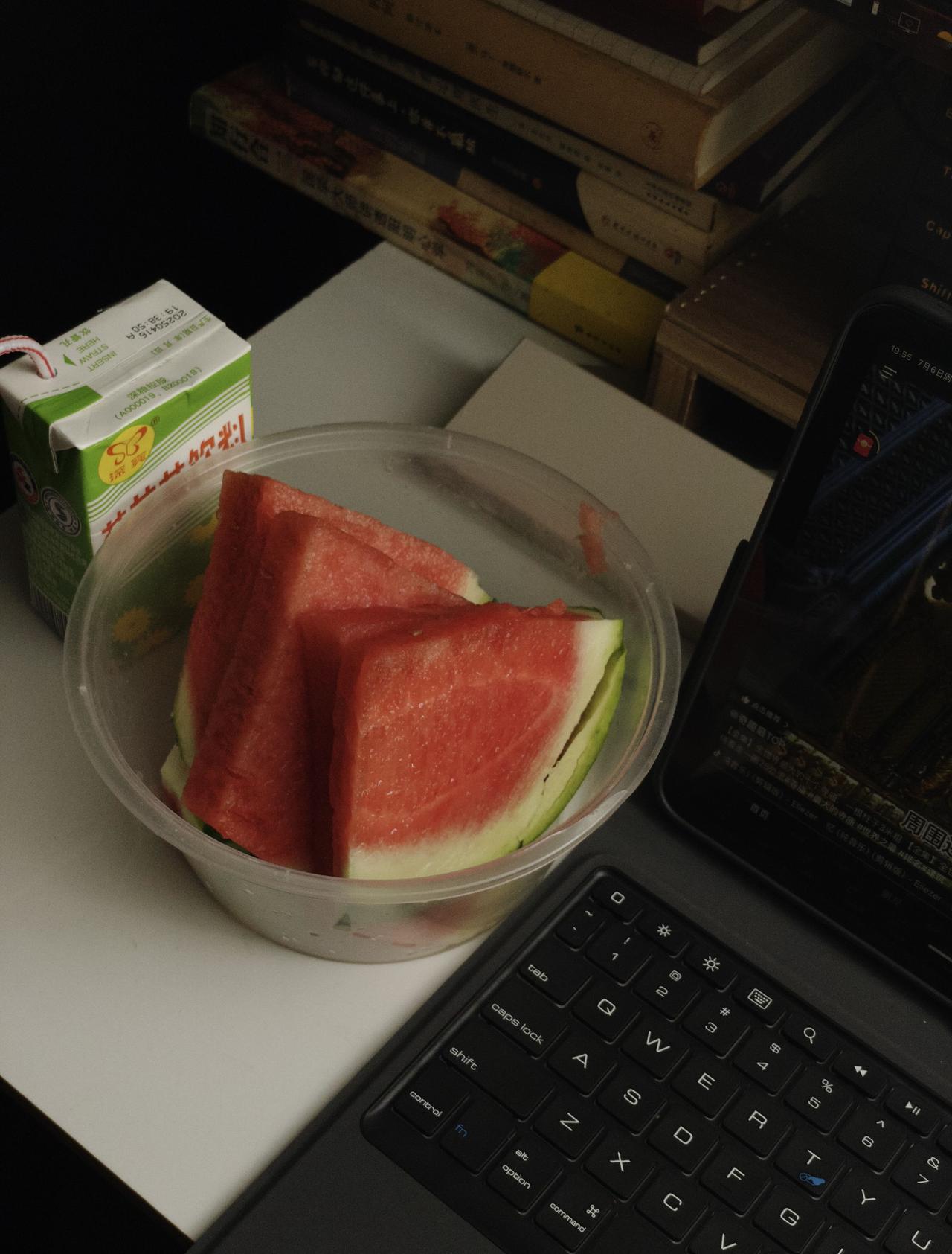 这两天，国产新手机轮番上演，看介绍个比个厉害，心动不已。手上的，五年前手机，不卡