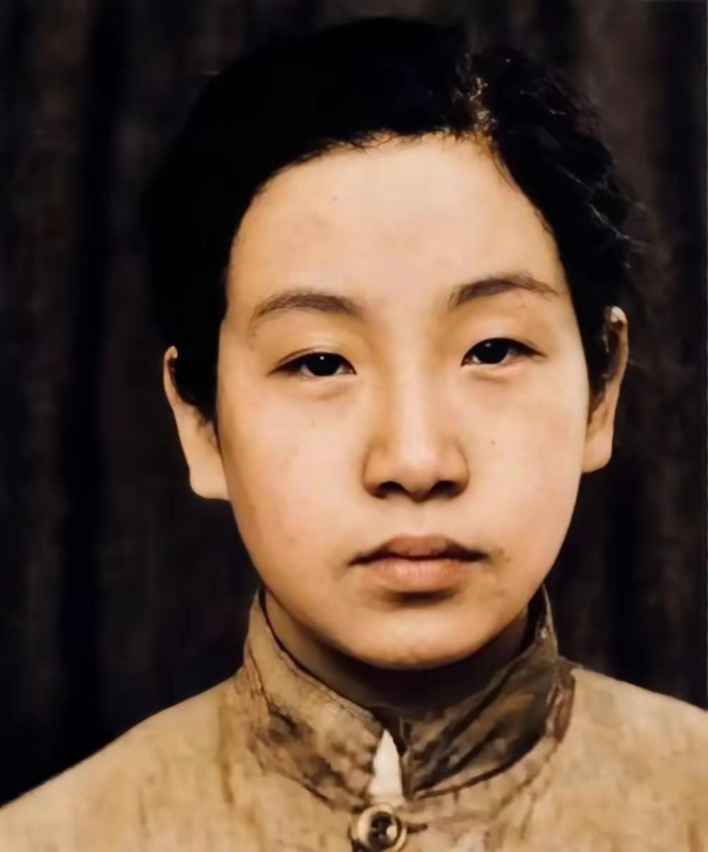 渣滓洞最阴毒的刑具，根本不是烧红的烙铁，也不是扎进指甲缝的竹签。

那天，邓惠中