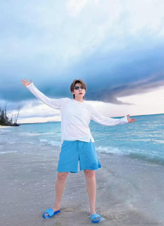 王濛说旅行是热烈的象征王濛很适合出发的一个人🌊大海之上尽情释放自我，旅途的热烈