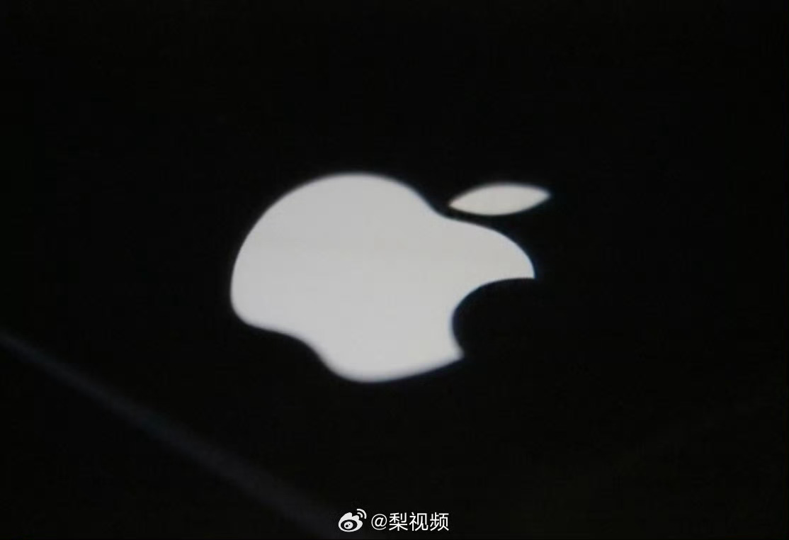 万万没想到，iPhone17调价后能交出这样的成绩单。不管是线上销量还是线下客流