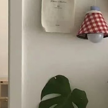 这个世界美好的事情不多，立秋傍晚河对岸吹来的风，和笑起来甜得要命的你。 ​​​