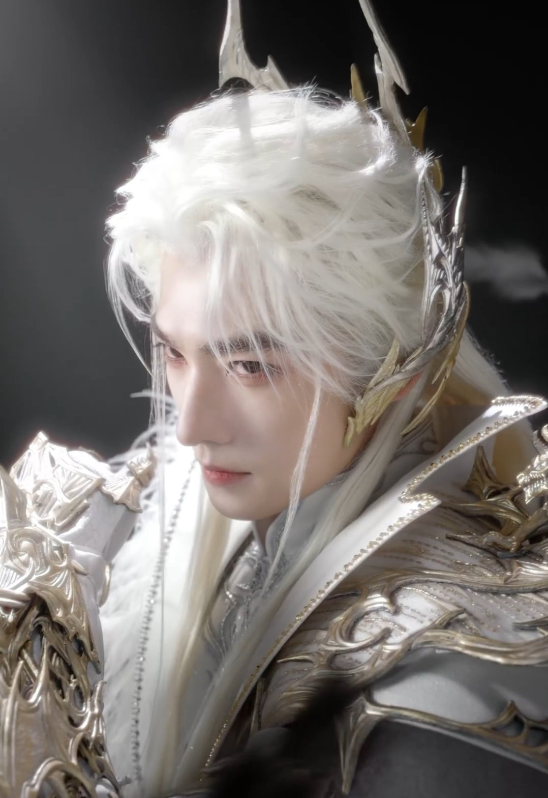 杨洋完全是天神降临 杨洋神级建模太伟大了无滤镜直出依旧惊艳，杨洋流畅下颌线搭配完