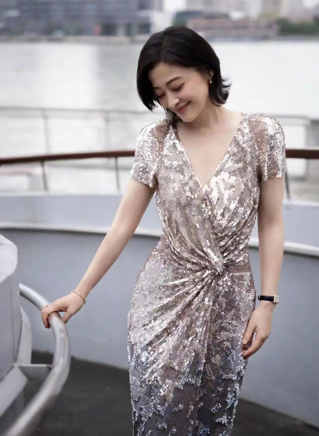 梅婷这个造型美呆了
看了梅婷的这个造型之后
感觉做一个光鲜亮丽的女人真好
能够第
